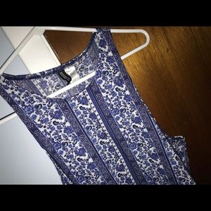 Size Large blue/white pattern crop top